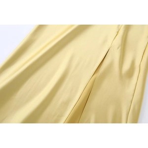 Robe élégante en satin de soie jaune avec ourlet asymétrique fendu et finition lisse