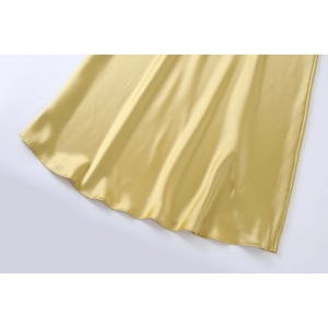 Robe asymétrique satinée or champagne avec texture soyeuse élégante et drapé fluide