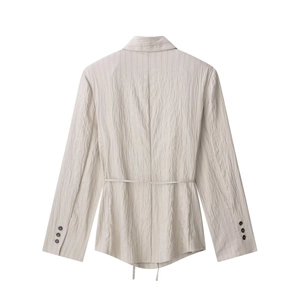 Detail eines gestreiften Langarm-Blazers mit Taillenzug und Ärmelknöpfen