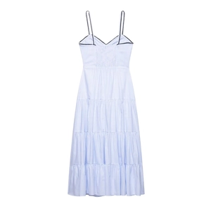 Détail de la robe midi à rayures bleues avec volants étagés et décolleté en V festonné