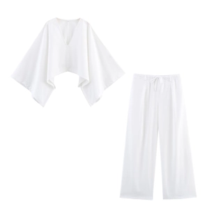 Détail de l'ensemble en lin blanc avec haut à col en V et pantalon large à cordon