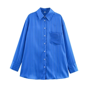 Haut de pyjama en satin bleu à rayures avec manches longues et poche poitrine
