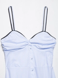 Détail de robe rayée bleu clair avec dentelle noire et petits boutons