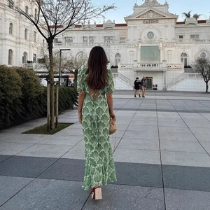 Détail du dos nu avec laçage sur la robe longue fleurie verte à manches bouffantes
