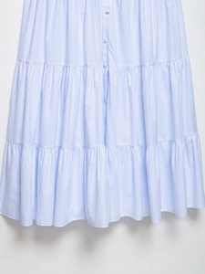 Détails de la robe midi rayée bleu clair à volants avec boutons et texture en coton plissé