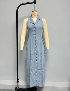 Detail eines hellblauen ärmellosen Denim-Maxikleids mit Knöpfen auf einer Schaufensterpuppe