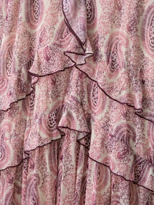 Detailansicht von Boho-Blumenprint mit mehrlagigem Rüschensaum und Paisley-Muster auf dem Stoff