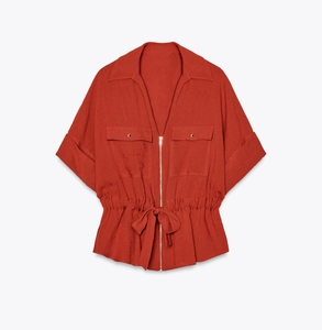 Chemise rouge brique à manches courtes avec col en V, zip et taille à cordon