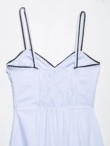 Détail de robe midi à rayures bleues avec dentelle noire et dos froncé élastique