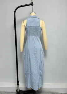Detailansicht des elastischen gesmokten Rückens eines hellblauen Denim-Maxikleids