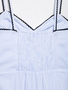 Vue détaillée de la robe rayée avec col en V, bordure en dentelle noire et smocks élastiques