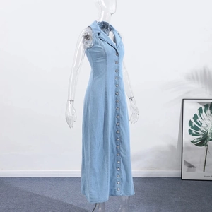 Detailansicht des hellblauen Denim-Maxikleids mit durchgehender Knopfleiste und Reverskragen