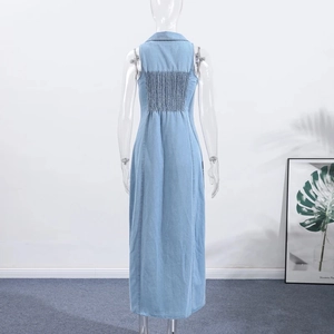 Rückansicht eines hellblauen Denim-Maxikleides mit elastischem Smok-Rücken und Kragendetail