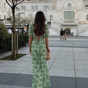 Élégante robe longue verte dos nu avec motifs géométriques et design à lacets croisés