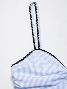 Détail du tissu à rayures bleues et blanches avec dentelle noire et volants élastiques