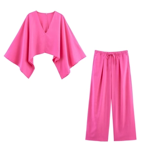 Ensemble deux pièces femme rose rouge vif avec haut asymétrique col en V et pantalon large