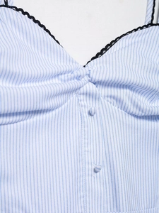 Détail de robe midi à rayures bleues avec décolleté en V, dentelle noire et boutons