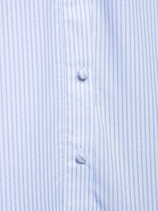 Vue détaillée du tissu à rayures bleues et des boutons recouverts de tissu assortis