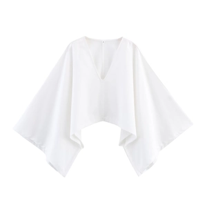 Haut blanc minimaliste à col en V avec manches chauve-souris et ourlet asymétrique