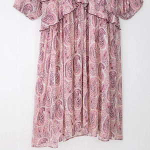 Lagenkleid für Damen mit Paisley-Druck in Rosa und Lavendel und Volants aus leichtem Chiffon