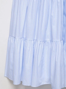 Vue détaillée du tissu rayé bleu et blanc avec volants étagés de la robe midi