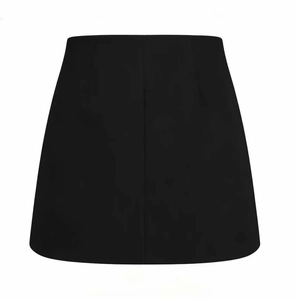 Detalle de minifalda negra de corte en A con cintura alta y tejido estructurado elegante