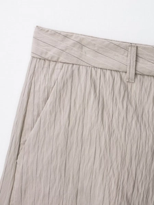 Detailaufnahme der beige gestreiften Shorts mit Gürtelschlaufen und Seitentaschenstruktur