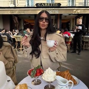 Women's khaki faux suede jacket with round neck and pockets in French cafe setting