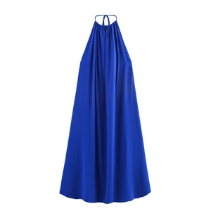 Détail de la robe midi bleu roi avec décolleté plissé licou et ourlet évasé en ligne A fluide