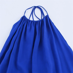 Détail du décolleté dos nu bleu roi avec des finitions plissées en tissu mousseline
