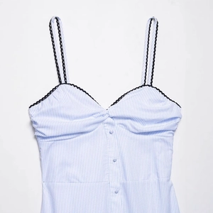 Robe midi à rayures bleues et blanches avec dentelle noire et boutons sur le bustier