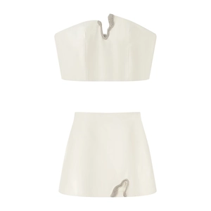 Conjunto elegante de top corto blanco y minifalda con hebillas de lentejuelas brillantes