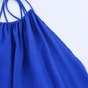 Détail de la robe midi bleu roi avec fines bretelles et décolleté plissé effet drapé