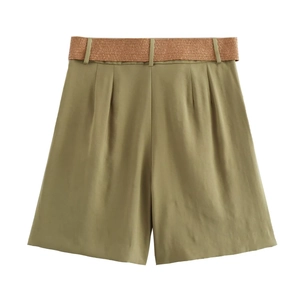 Close-up of high-waisted Bermuda shorts in army green with a woven straw-style belt