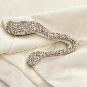 Primer plano de adornos de lentejuelas brillantes en un conjunto de falda de gala chic