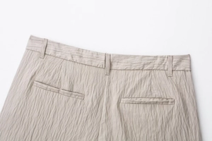 Detailansicht des gestreiften Seersucker-Stoffs und der hinteren Paspeltaschen der Freizeithose