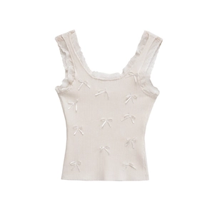 Weiße gerippte Strick-Camisole mit zarter Spitze und süßen Satinschleifen-Akzenten