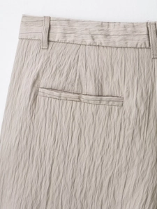 Detailansicht des Bundes mit Gürtelschlaufen und Gesäßtasche an gestreiften Khaki-Shorts