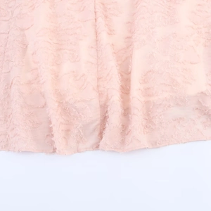 Robe licou rose clair avec tissu texturé à fleurs et franges pour printemps 2025