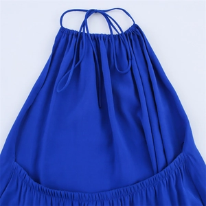 Robe midi bleu roi élégante avec licou et détails plissés au col pour femmes