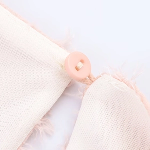 Robe dos nu texturée rose avec bordure en peluche et bouton pour le début du printemps