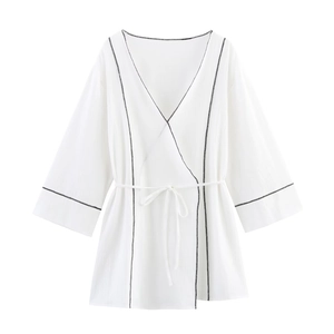 Haut portefeuille blanc pour femme avec liseré noir et ceinture à nouer à la taille
