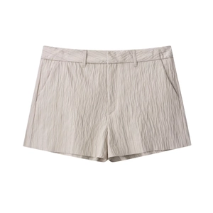 Damen-Freizeitshorts in Creme mit vertikalen Plisseefalten und schmalem, passendem Gürtel