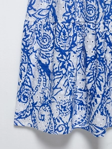 Gros plan sur l'imprimé paisley bleu et blanc avec détails en dentelle Broderie Anglaise