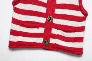 Detailansicht der rot-weiß gestreiften Strickweste mit Goldknöpfen und Taschen vorne