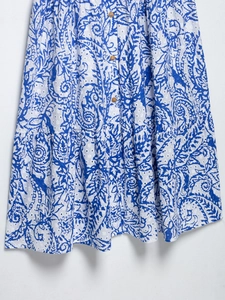 Détail de robe paisley bleue en broderie anglaise avec boutons bois et ourlet étagé