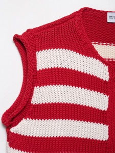 Detail der rot-weiß gestreiften Strickweste mit Fokus auf hochwertige Nähte und V-Ausschnitt