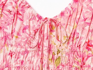 Détails de robe fleurie rose avec col en V à cordon et buste froncé élastique