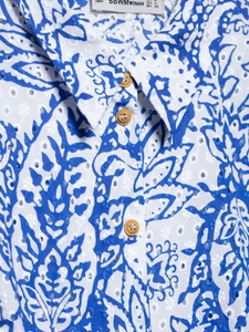 Détails de broderie anglaise, boutons en bois et col sur cette robe imprimée bleue et blanche