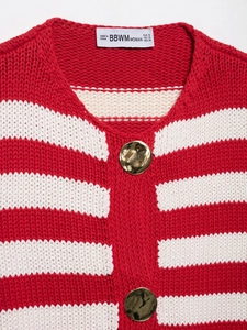 Detail der rot-weiß gestreiften Strickweste mit großen goldenen Knöpfen in Hammerschlagoptik